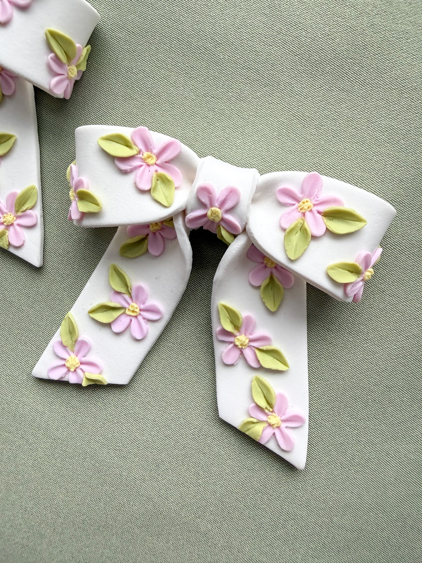 Blommig rosett (flera färgalternativ)